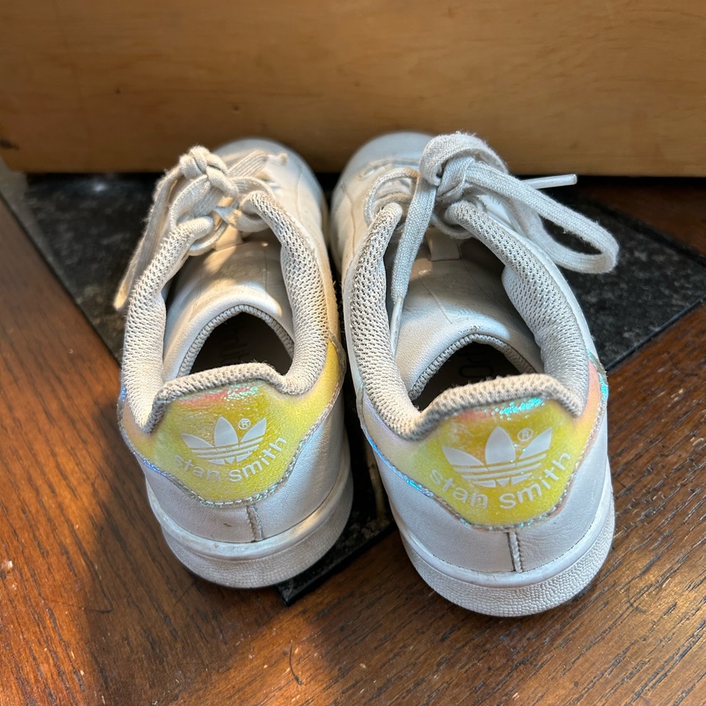 Girl’s size 1 Stan Smith white Adidas with iridescent back - Picture 7 of 14